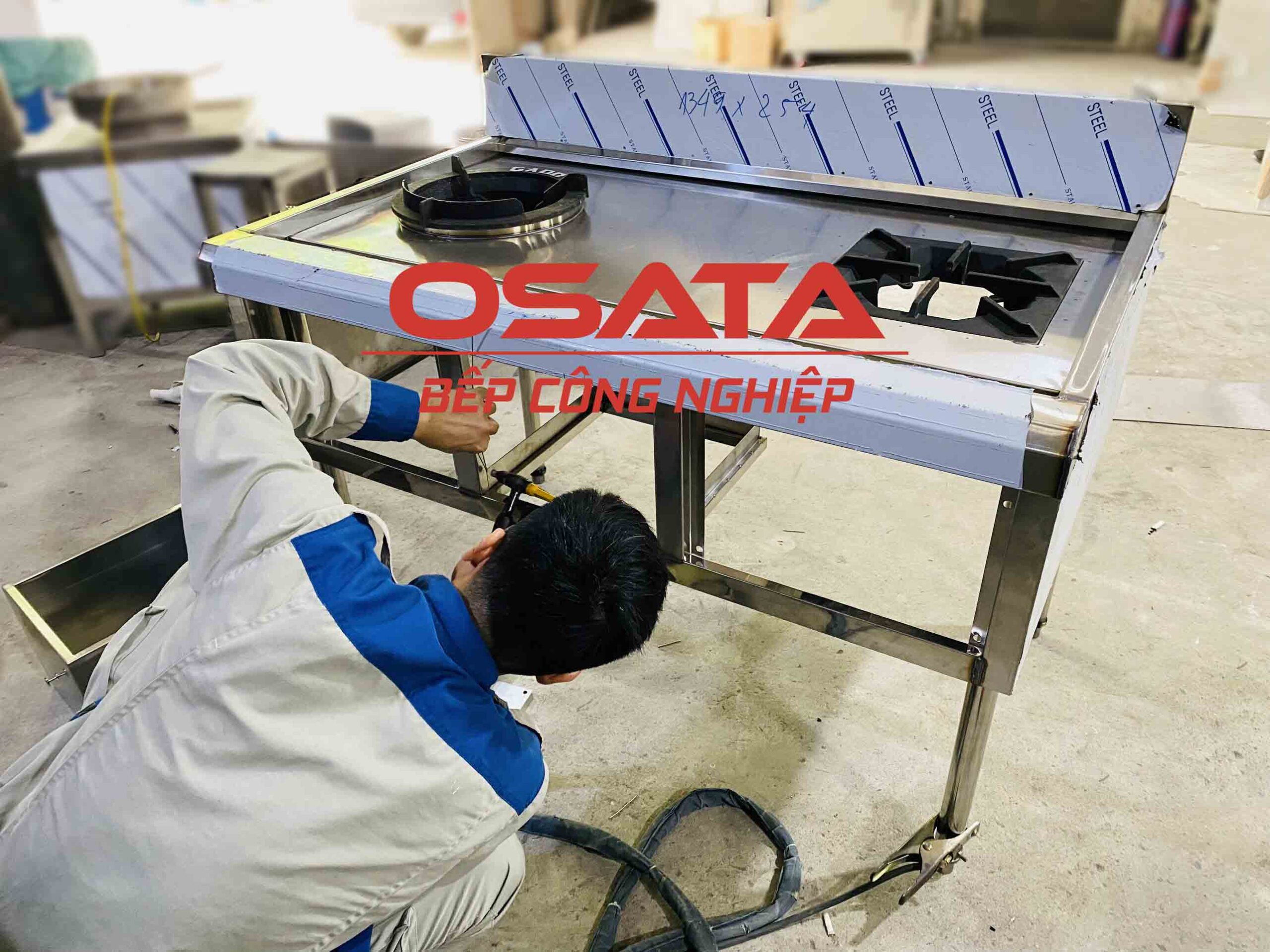 Bếp Á 2 Họng đang được sản xuất tại xưởng OSATA